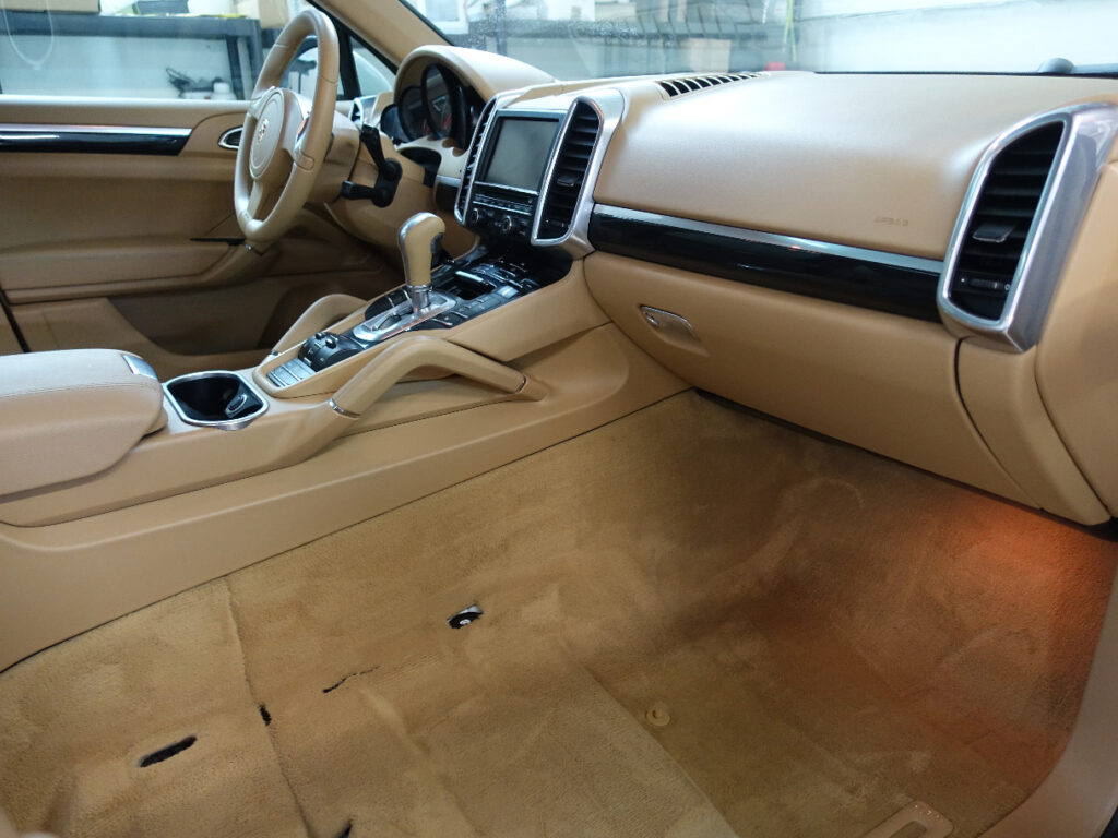 brązowe wnętrze pojazdu po interior detailingu