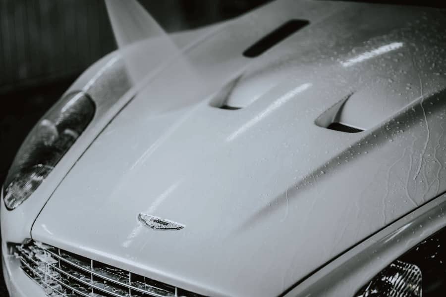 mycie maski białego samochodu 