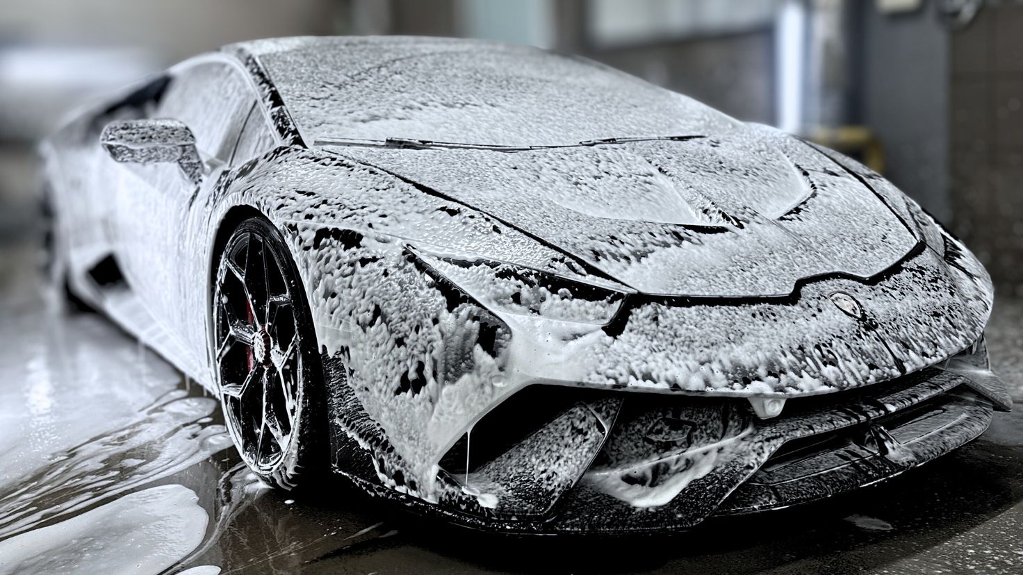 Samochód sportowy pokryty pianą aktywną podczas mycia detailingowego w Biela Auto Spa