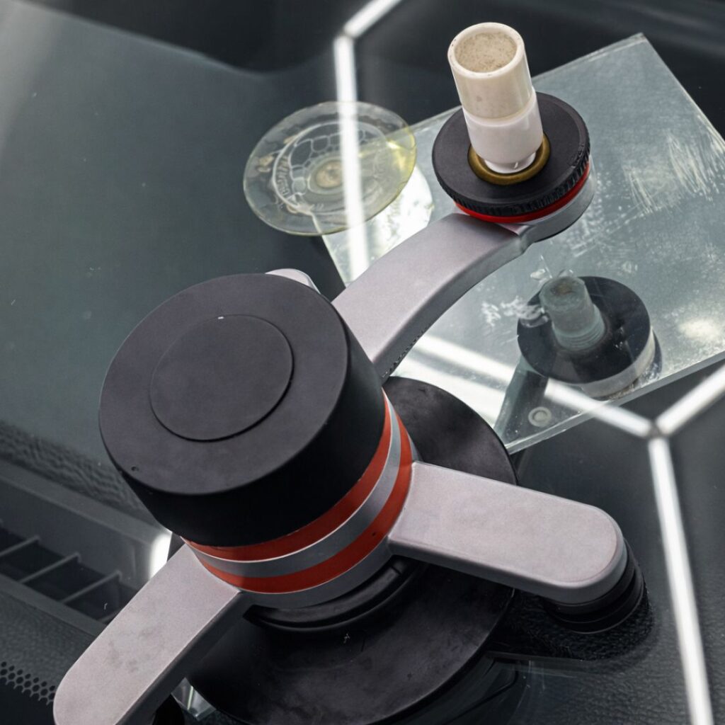 pęknięta szyba w aucie - naprawa