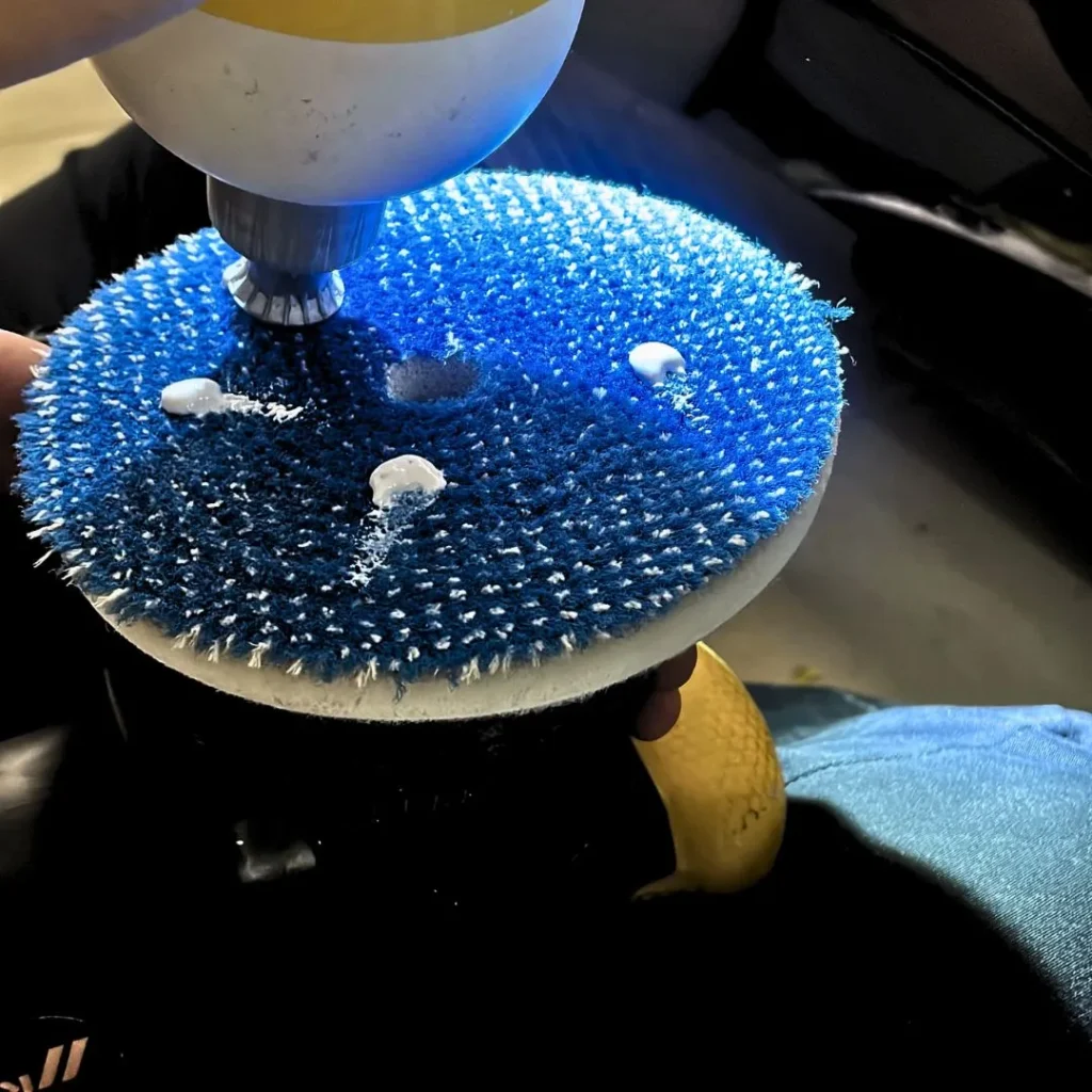 precyzyjne usuwanie rys i przywracanie głębi koloru samochodu